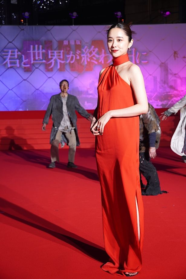 【写真を見る】堀田真由、極寒のレッドカーペットにワンショルダーの真っ赤なドレスで登場！