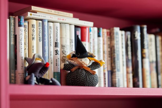 本棚には、かわいらしい魔女のグッズが飾られていた