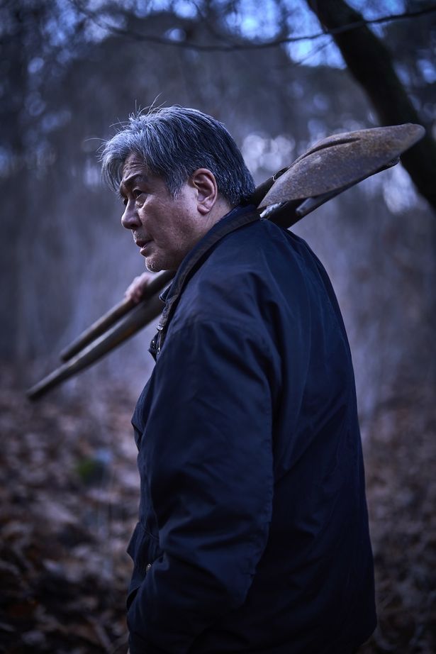 【写真を見る】名優チェ・ミンシクが貫禄たっぷりの風水師に！韓国ジャンル映画界から新たな怪作が誕生
