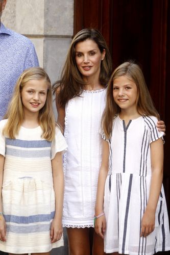 スペイン王妃夫妻と美しい2人の娘たち、徒歩で美術館訪問で絶賛の嵐！