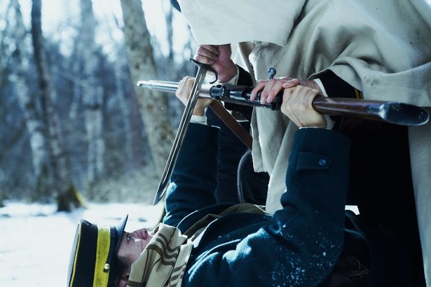 極寒の雪山で繰り広げられる壮絶な戦闘シーンの数々