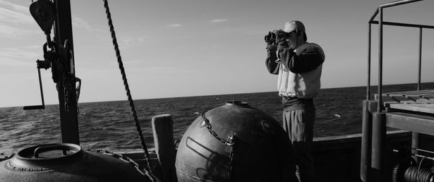 「新生丸」に乗り、海の様子を伺う見習いの水島/C：Artone Filmオリジナルの白黒ベース(調整前)