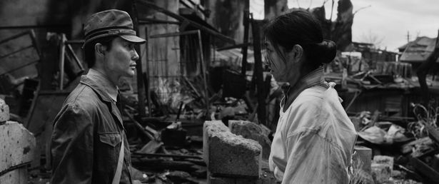 戦争から帰還した敷島と隣人の澄子の再会/C：Artone Filmオリジナルのモノクロベース(調整前)