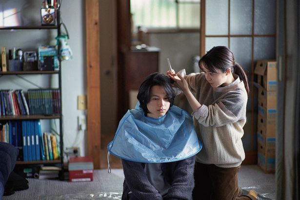 【写真を見る】上白石萌音が松村北斗の髪を実際にカット！多くの観客が“ヒヤッとした”ワンシーンは？