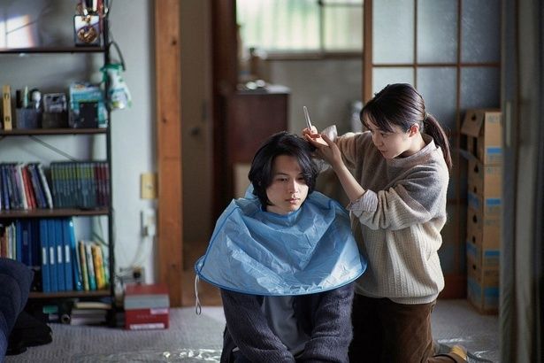 【写真を見る】『夜明けのすべて』の撮影で、上白石萌音が松村北斗の髪を実際にカットしたとか