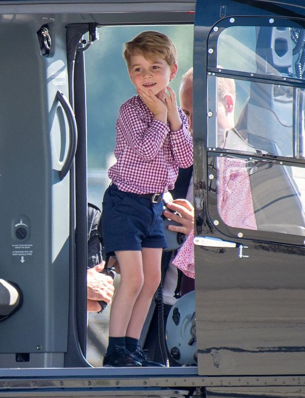 【写真を見る】ヘリに興奮気味？問題となったジョージ王子の写真がキュート過ぎる！