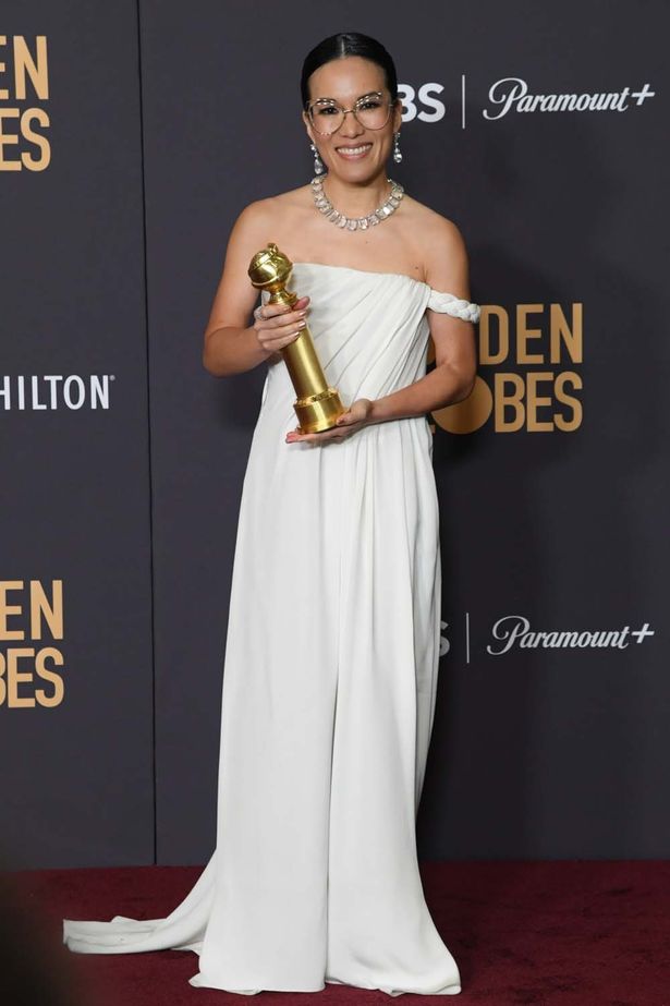  ゴールデン・グローブ賞ではホワイトドレスを着用したアリ・ウォン
