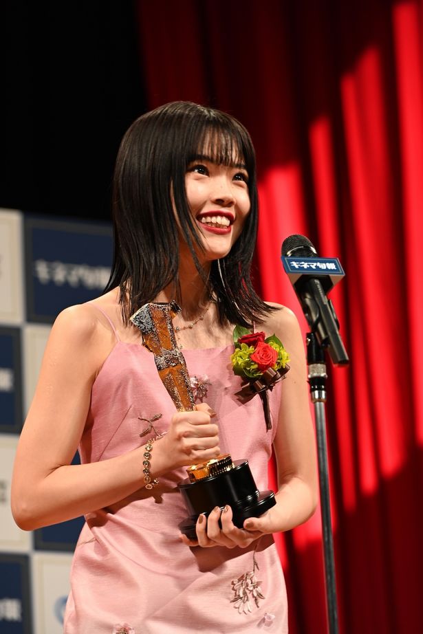 【写真を見る】「夢みたい」アイナ・ジ・エンドが新人女優賞を受賞！広瀬すずと岩井俊二への感謝のスピーチ