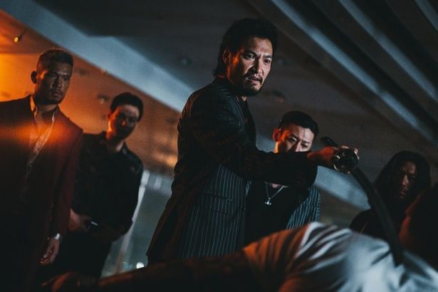 『犯罪都市 NO WAY OUT』で青木崇高演じるリキが日本刀で相手を威嚇！