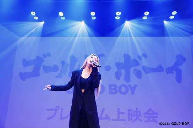【写真を見る】倖田來未が『ゴールド・ボーイ』の主題歌「Silence」を生披露！