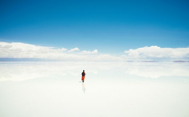 ウユニ塩湖の絶景からは圧倒的な映像美が感じられる