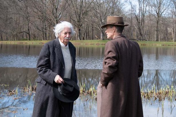 誰もが知る天才科学者のアインシュタイン役にはトム・コンティが扮する