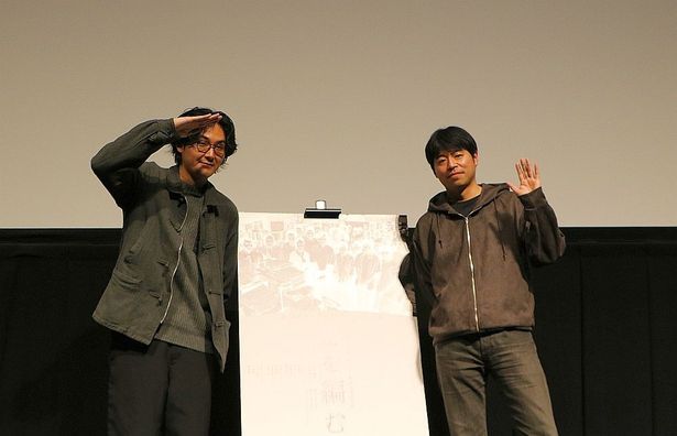 お茶目なポーズでフォトセッションに応じる松田龍平と石井裕也監督