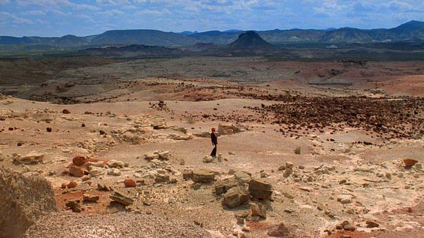 男の心象を、アメリカ西部の荒涼とした砂漠に投影させる(『パリ、テキサス』)