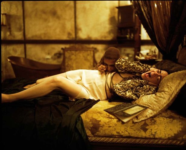 ベラが娼館で出会うマダム・スワイニー(キャスリン・ハンター)は全身タトゥーに覆われていた