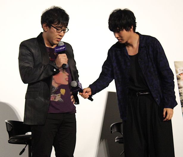 【写真を見る】山崎賢人、小野友樹のジョジョプリントTシャツと会話！