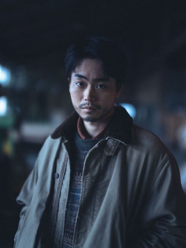 主演の菅田将暉は「ラーテル」というハンドルネームを使い、転売で稼ぐ主人公、吉井良介を演じている
