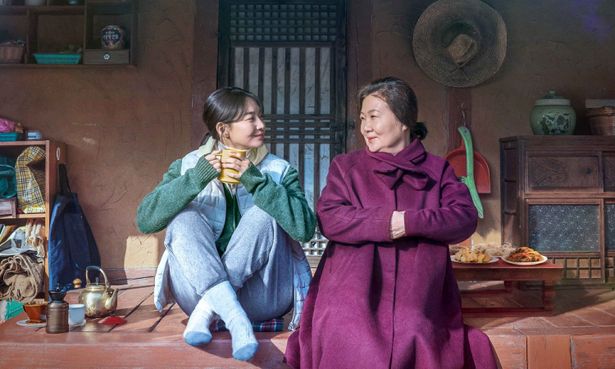 “国民の母”として慕われるベテラン女優キム・ヘスク演じる母と、“癒しのアイコン”シン・ミナが共演