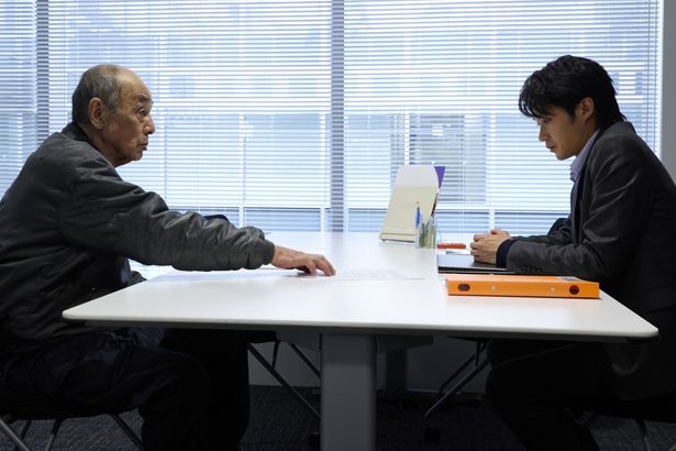 磯村隼人が市役所で＜プラン75＞の申請窓口を担当する男性、ヒロムを演じた(『PLAN 75』)