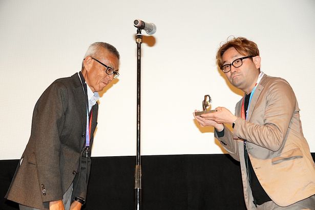 『映画大好きポンポさん』の松尾亮一郎プロデューサー、トロフィーを手にした