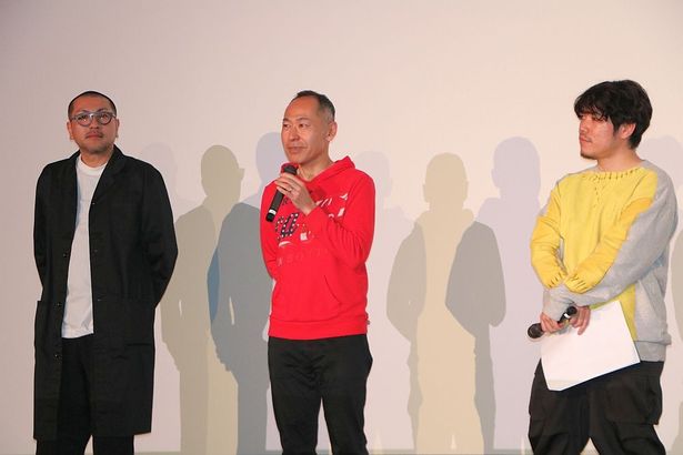 耶雲哉治監督、日本コカ・コーラの山下広樹、川崎拓也監督(左から)