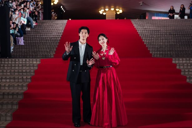 『青春18×2 君へと続く道』の香港国際映画祭でのレッドカーペットに登壇したシュー・グァンハンと清原果耶