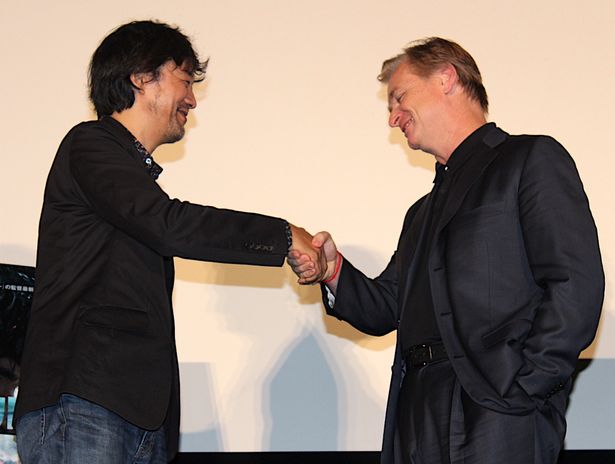 【写真を見る】クリストファー・ノーラン監督が山崎貴監督とガッチリ握手！