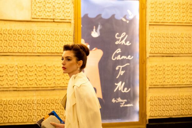 『ブルックリンでオペラを』で人気精神科医の妻パトリシア役を演じたアン・ハサウェイ