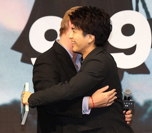 【写真を見る】三代目JSB・岩田剛典、クリストファー・ノーラン監督と抱き合った！