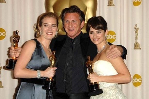 ショーン・ペンも『ミルク』(08)で2度目のアカデミー賞主演男優賞を受賞。授賞式後はケイト＆ペネロペ・クルスの“両手に花”状態