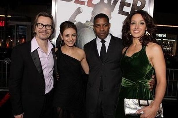 『ザ・ウォーカー』のプレミアに集った俳優陣。左からゲイリー・オールドマン、ミラ・クニス、デンゼル・ワシントン、ジェニファー・ビールス