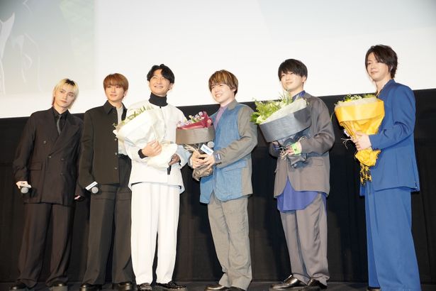 『劇場版ブルーロック -EPISODE 凪-』完成披露“超速”上映会でNissy＆SKY-HIが花束をプレゼント！