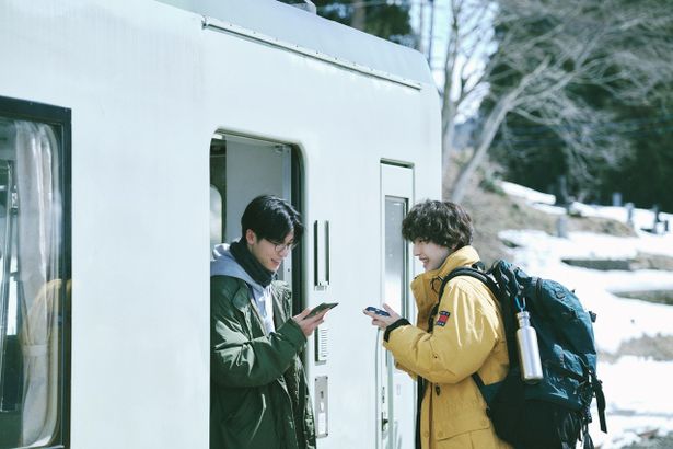 長野県飯山線で出会った幸次と連絡先を交換するジミー