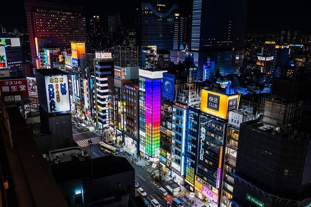 初めて新宿・歌舞伎町の地元商店街、新宿行政関係者、警視庁・新宿署など各所の全面協力を得ての大規模なロケ撮影を行った作品