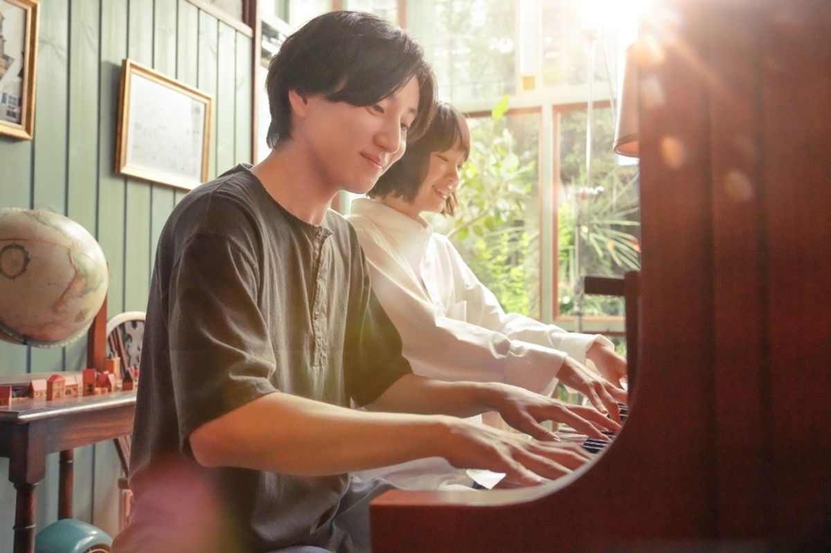 京本大我と古川琴音が本格レッスン！『言えない秘密』ピアノ連弾シーンをはじめとした場面写真続々｜最新の映画ニュースならMOVIE WALKER PRESS