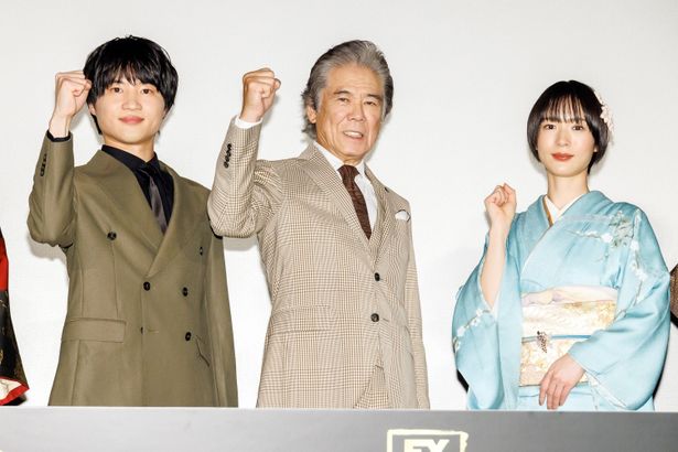 「えいえいおー！」の掛け声で拳を突き上げる金井浩人、西岡德馬、穂志もえか