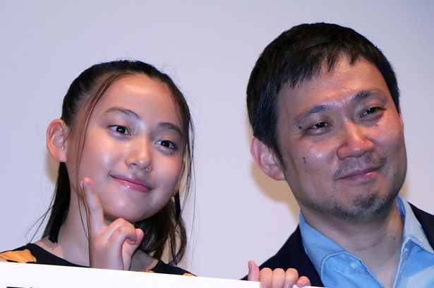 メインキャストの西川玲と濱口竜介監督(左から)