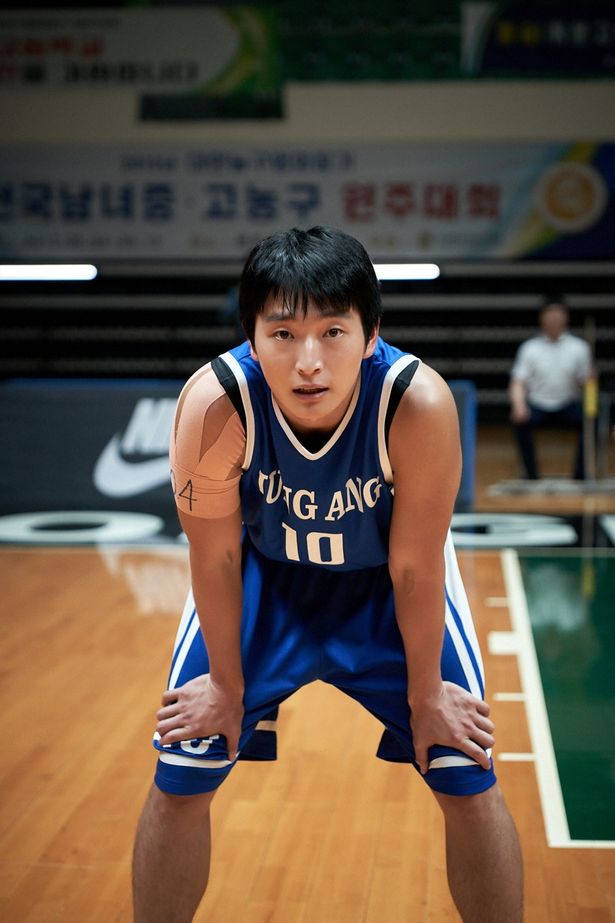 【写真を見る】韓国芸能界屈指のバスケットボールの腕前を誇る2AMのチョン・ジヌン