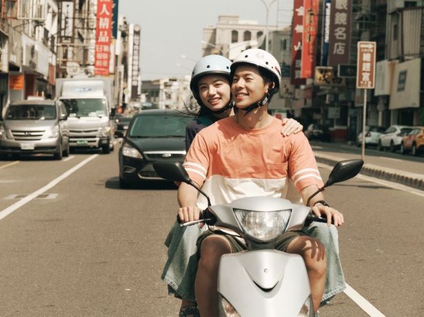 【写真を見る】「キュンキュンした」…体験してみたい観客たちが続々！アミとジミーの台湾の街を走るバイクデート