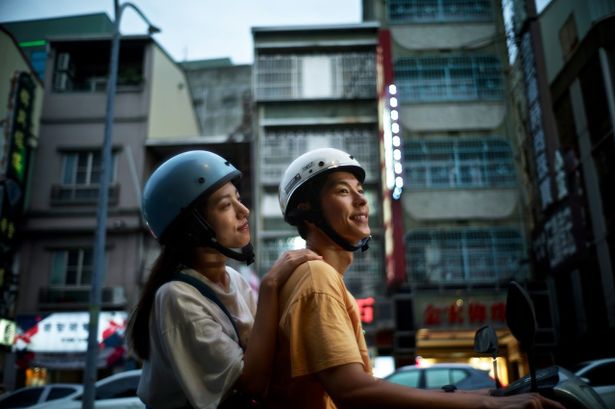 バイクの2人乗りで台南の街を走る