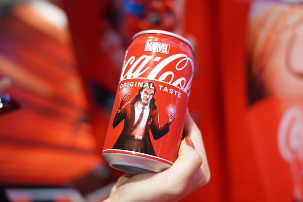 【写真を見る】「コカ･コーラ×マーベル」のスペシャル自動販売機でロキデザインをゲット！