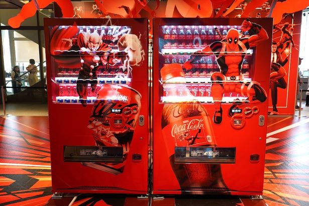 「コカ・コーラ マーベルデザイン」「コカ・コーラ ゼロ マーベルデザイン」のスペシャル自動販売機