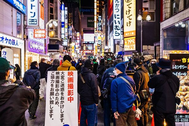 新宿歌舞伎町で大規模なロケ撮影が行われた