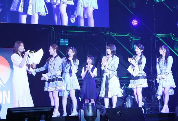 サプライズゲストとしてNMB48の安部若菜、川上千尋、上西怜、塩月希依音、坂田心咲が登場し、スクリーンデビューを果たした渋谷をお祝いする場面も！