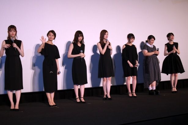 【写真を見る】乃木坂46のメンバーがそれぞれ黒のドレスで登壇