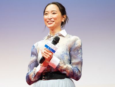 8 年ぶりの主演映画『かくしごと』(6月7日公開)の完成披露舞台挨拶に登壇した杏