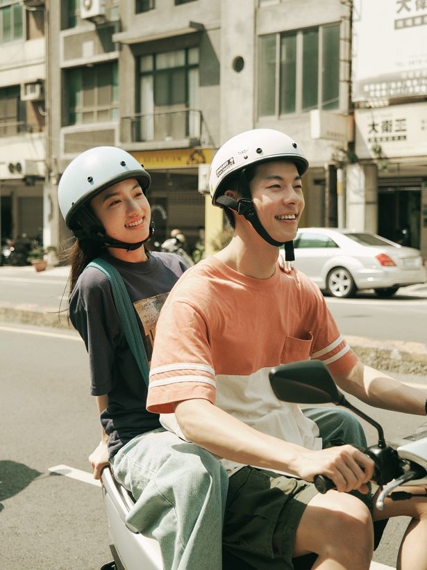 ジミーがアミをバイクの後ろに乗せて、台南の人々の生活を体験できる場所へ案内