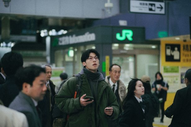 品川駅の構内で人の波に圧倒されるジミー