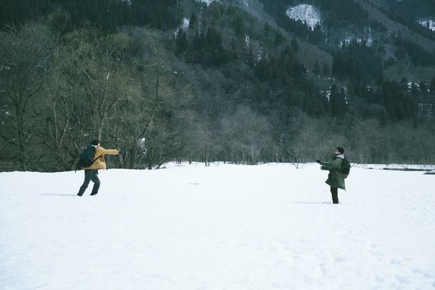 少年時代に戻ったように全力で雪合戦を楽しむ2人