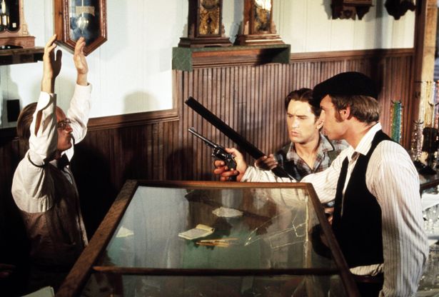 コーマンが監督を務めた『血まみれギャングママ』に出演したロバート・デ・ニーロ(写真中央)
